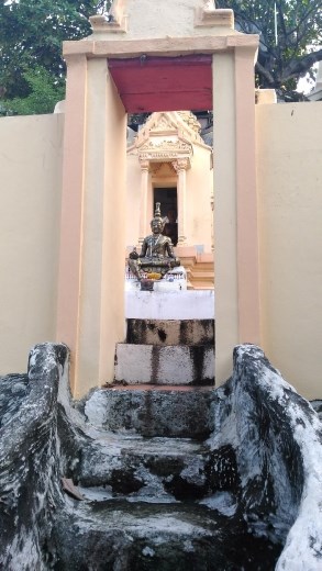 Phra Pathom Chedi School - Random statue