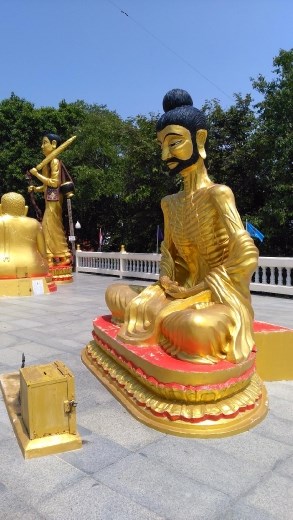 Wat Phra Khao Yai - Various statues