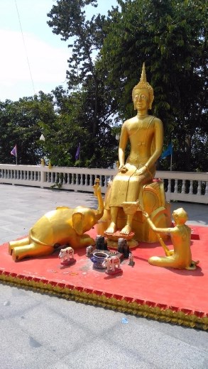 Wat Phra Khao Yai - Various statues