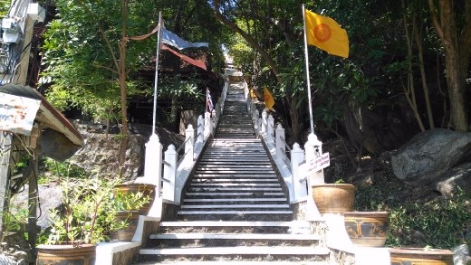 Steps up to Wat Khao Takiap