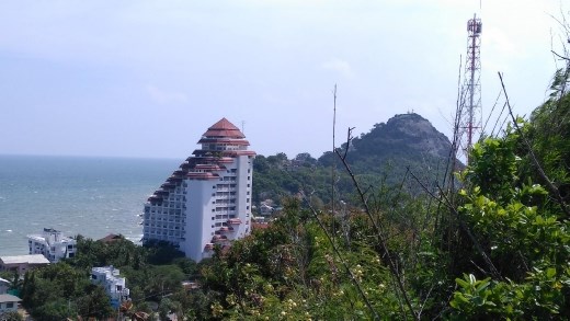 View of Wat Khao Krailas from Wat Khao Takiap