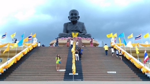Luang Phor Thuad statue