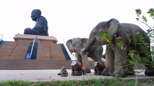 Luang Phor Thuad statue