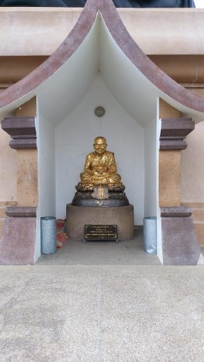 Smaller Luang Phor Thuad statue