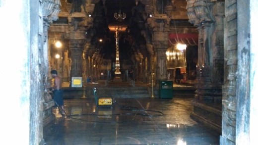 Inside Sri Ponnambalam Vanesar Kovil