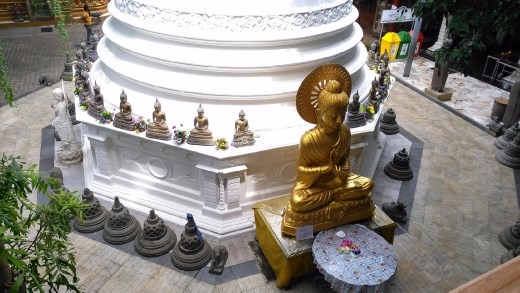 Stupa in Gangaramaya Temple
