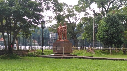 Statue of Princess Hemamali and her husband, Prince Dantha