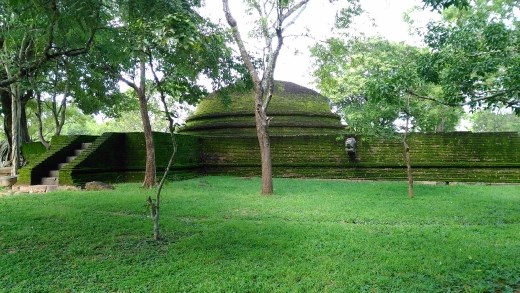 Random stupa near Lankatillaka