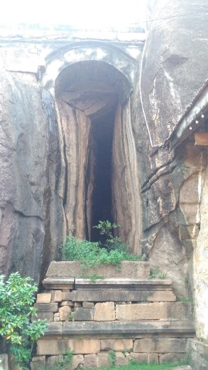 Isurumuniya Vihara - Steps up to Dagaba