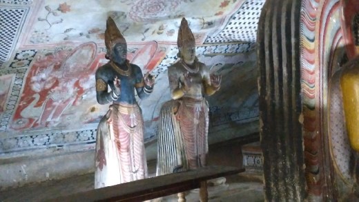 King Vattagamani Abhaya and King Nissanka Malla deferential behind the Buddha statue