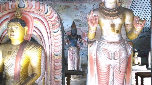 King Vattagamani Abhaya deferential behind the Buddha statue