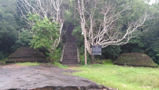 Way to Kanthaka Dagoba