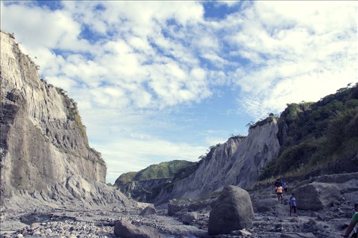 The 7km sandy and rocky trail going up to the crater of the volcano