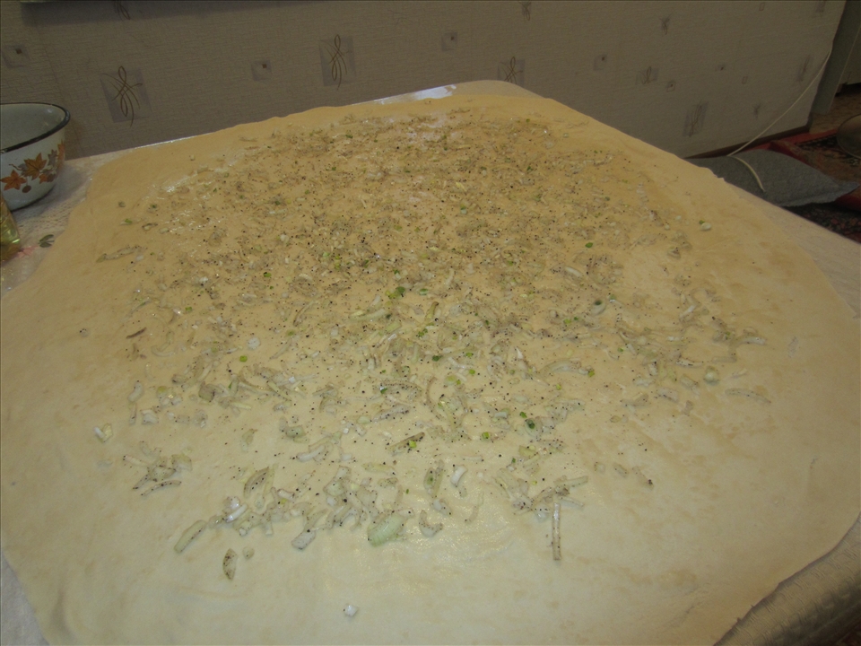 Put onion with salt and pepper onto ready noodle