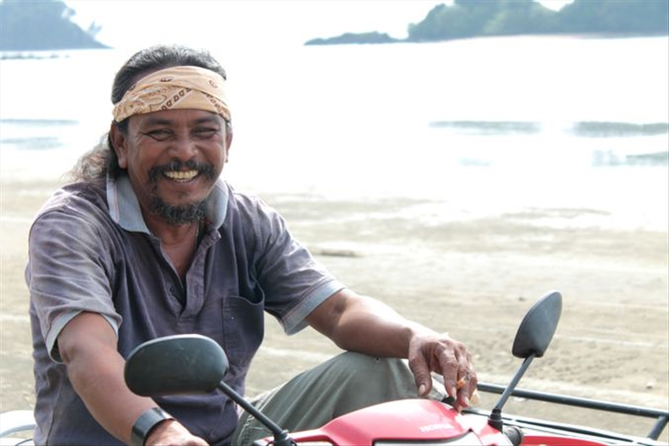 Mr. Chuoi, a survivor of the tsunami (he climbed to a tree)