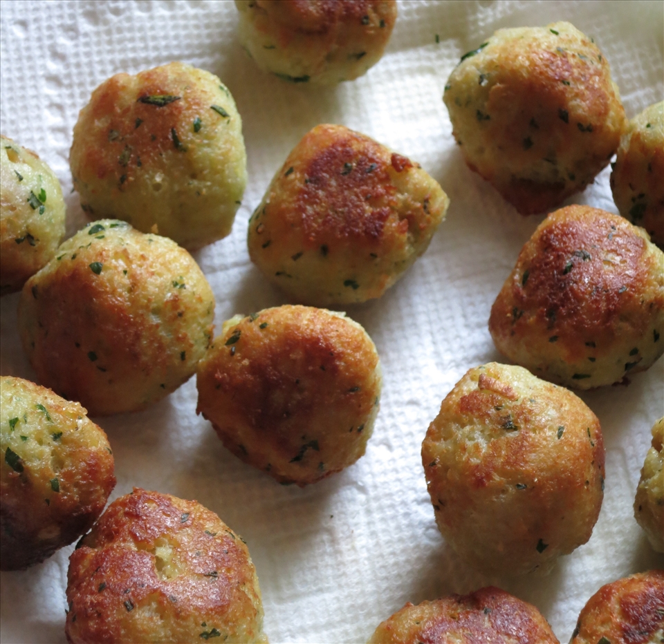 The pallotte are fried in extra virgin olive oil until golden.