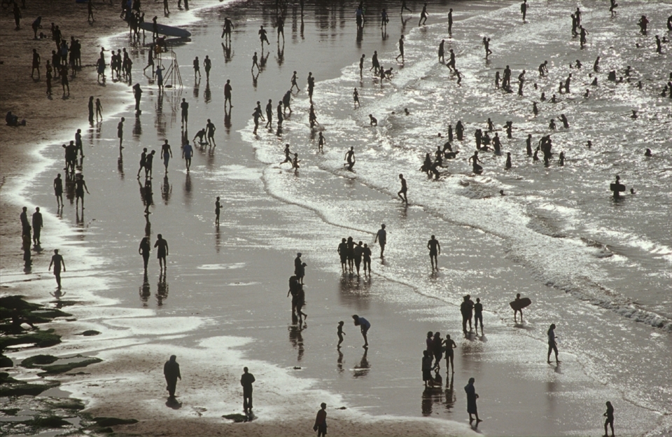 Photo taken in Rabat in the late afternoon with a Nikon camera film camera + a 75-240 mm. lens. The photo has not been edited to look like this - the reflected light from the sea gave it a very special, monochromatic look. I have made some very small adjustments in Photoshop Elements, but apart from that, this image is equivalent to the original slide shot (Provia 100 slide film). 