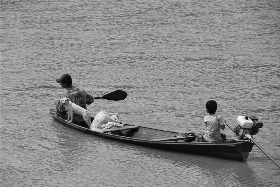 Riverside family goes fishing in Mamirauá