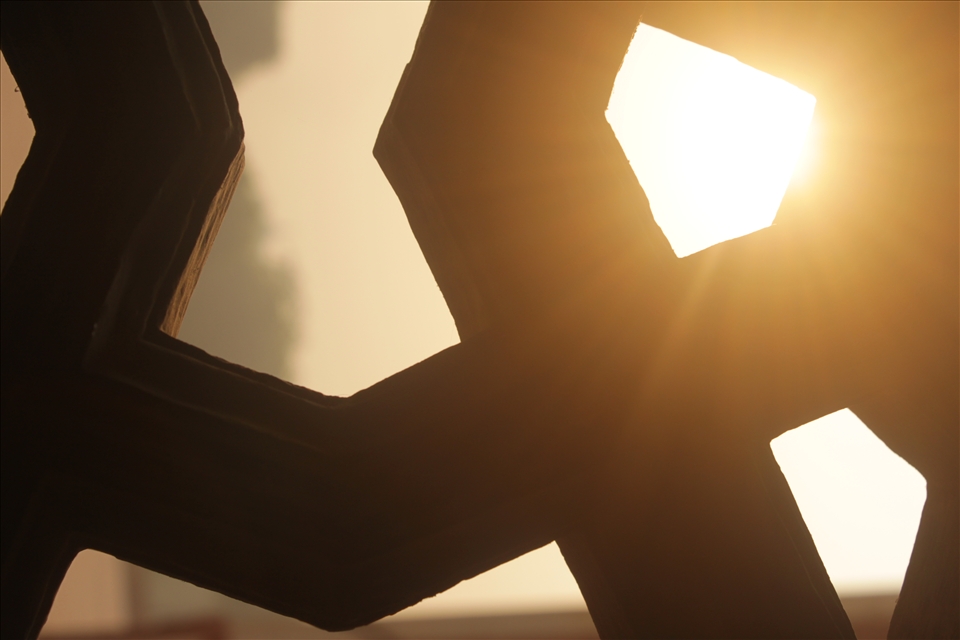 Everything is surrounded by silence and darkness as light trickles in from some corners of the tomb. 