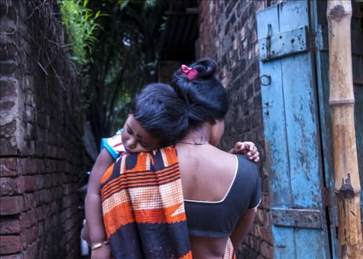Bebe dormido en brazos de su madre, Kolkata