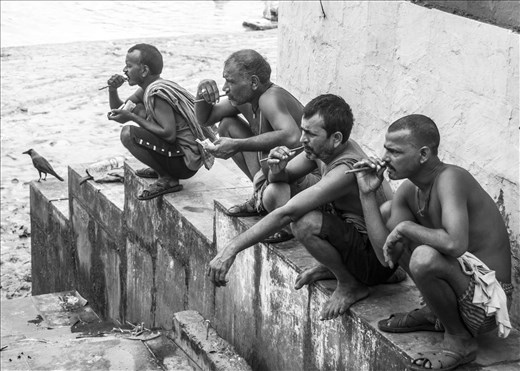 Limpieza bucal en Mercado de las Flores, Kolkata