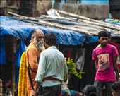 Gurú comprando flores. Mercado de las Flores, Kolkata: by manuel, Views[173]