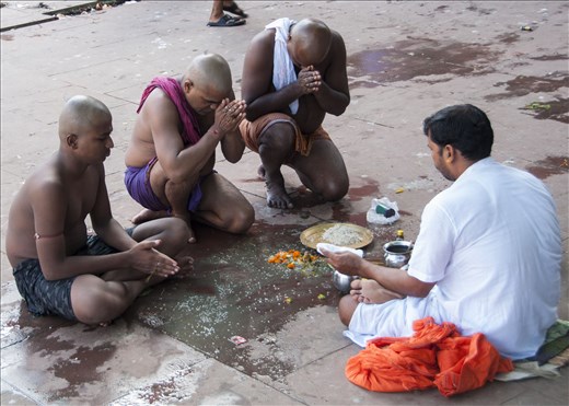 Momento de rezo matinal. Kolkata