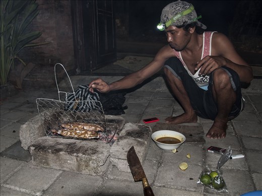 Wayan preparando la BBQ. Bali
