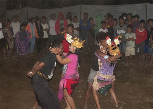 Baile típico en Senaru. Lombok.