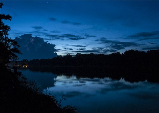 Noche en Angkor Wat. Se acerca la tormenta. Siem Reap. Camboya.