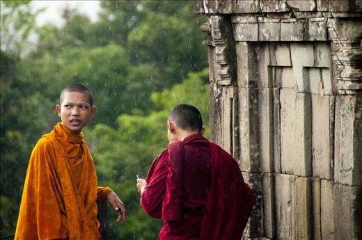 Monjes bajo la lluvia. Angkor Wat. Siem Reap. Camboya.