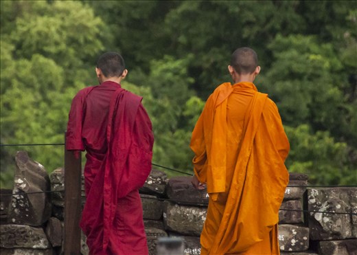 Monjes bajo la lluvia. Angkor Wat. Siem Reap. Camboya.