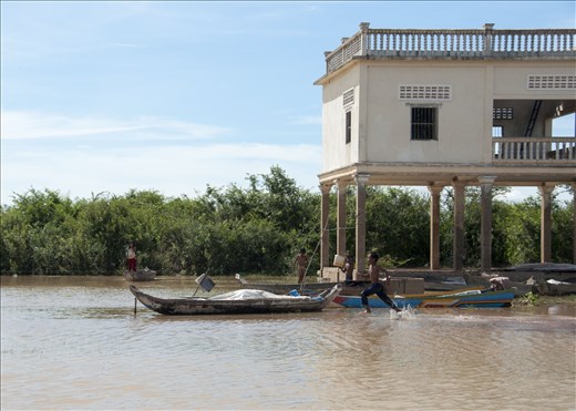 Jesucristo de niño corriendo sobre las aguas