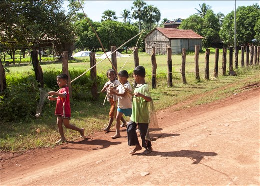 Niños orgullosos con lo pescado