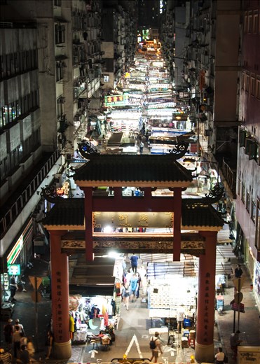 Luminoso mercado de noche
