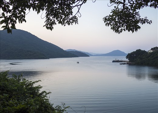 Lago entre montañas