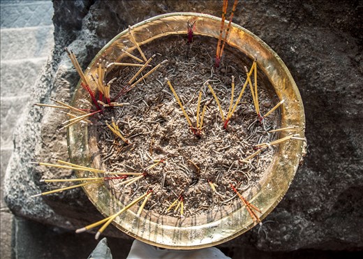 Intenso incienso incendiando indecisos. Estoy cansado ¿vale?