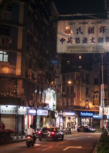 Creo que juega con el doble juego de su nombre. Creo.