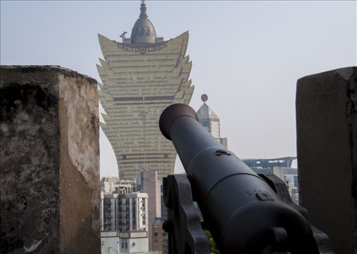 Viejo Macao luchando con el  nuevo