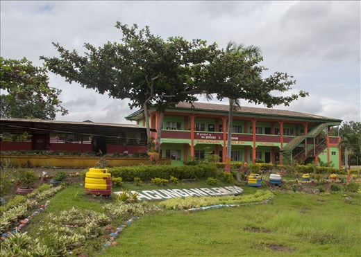 Colorido colegio en Puerto Princesa