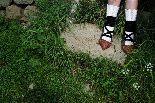 Even if not situated very far away from where I live, I never had the opportunity, so far, to travel in this part of the country I heard some many wonderful stories off.
I have discoverred breath-taking places as exactly the ones I pictured in my mind. I was so impressed, that I went twice in only one month. The places seen there made me decide having a reportage in what my future journeys brought.
It is amazing how people in this part of the world managed to conserve their traditions and identity throughout the centuries.
Even if, nowadays, it seems 'old fashion', one can find in each elderly's houses well hidden in preserved chests at least one traditional outfit.
The place is so full of offers which made it really hard for me to decide whether I was to show you the people and the places or just the elements that I considerred as being land's trademark.
This time, I chose to show you more of a spiritual side rather then the material one, by selecting some key elements found in the Poienile Izei's households.