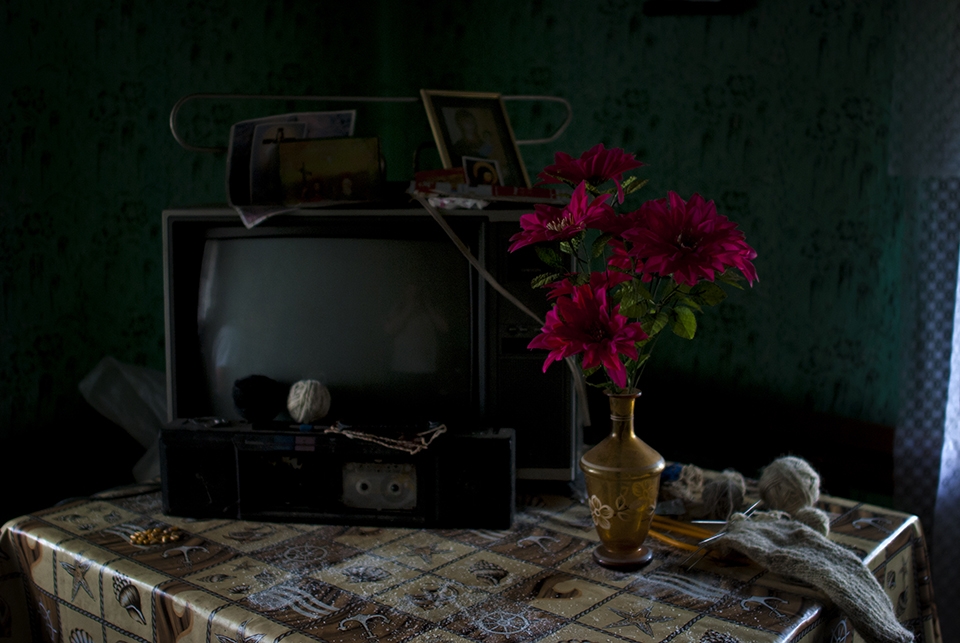 While most of us have trouble in figuring what last piece of technology should buy, people places don't rely on it, but only see it as another decorative element to fit in the landscape intruded, probably, by some 'invaders' that don't understand inhabitans here don't really need much to be happy. The old lady where I took the picture at, told us she doesn't recolect the last time she has used the TV. Didn't take me much to understand they have their own stories and don't need anything else that could interfere with their values and local believes. 