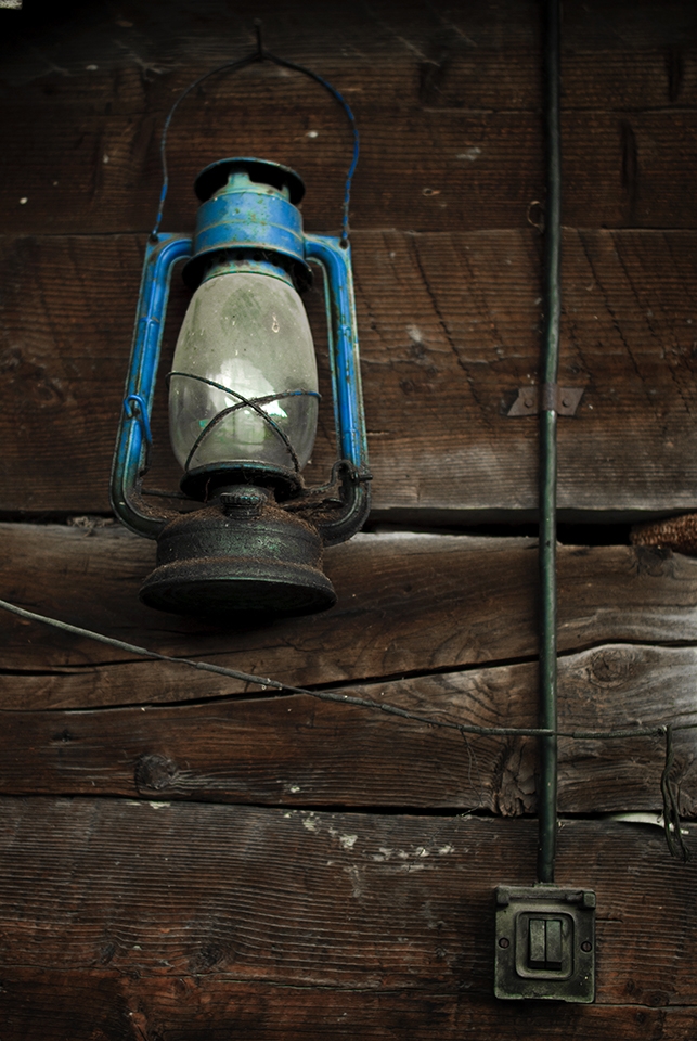 Although new things began to make their appearance in this place lost in the mists of nowadays, still have not managed to replace all those who once made ​​their full duty. It seems they retain a place in households if not the souls of these people, as part of their cultural and personal identity.