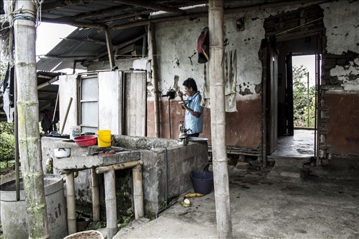 Retrato de una mujer inmersa en aroma de leña