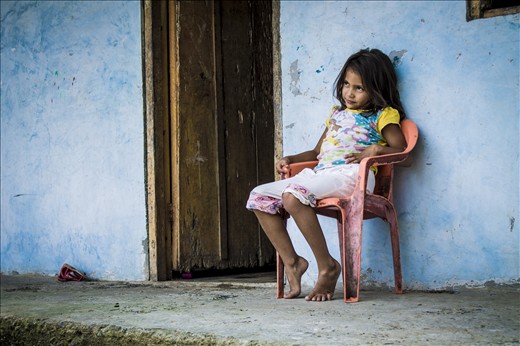 Niña de Marsella quien juega y no entiende el Tiempo