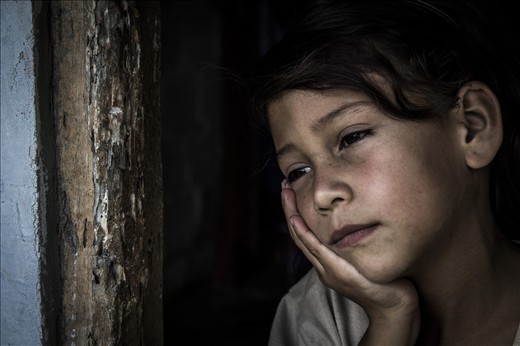 NIña de Marsella pensando en su vida