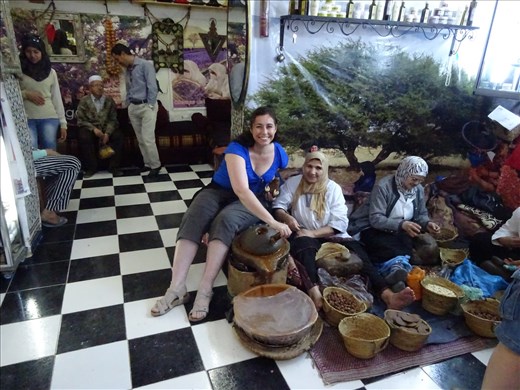 Extracting argan oil from nuts - Fez