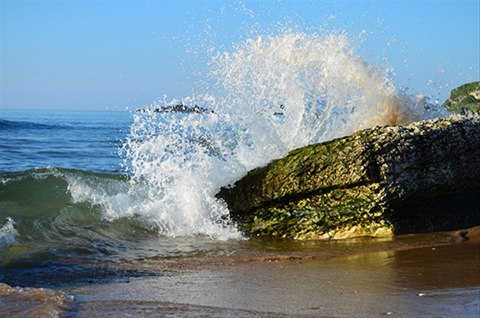 breaking waves - Whitepark Bay (Northern Ireland) 