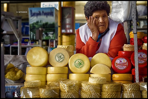 Vendedora en un puesto del mercado de Cusco, Perú.
