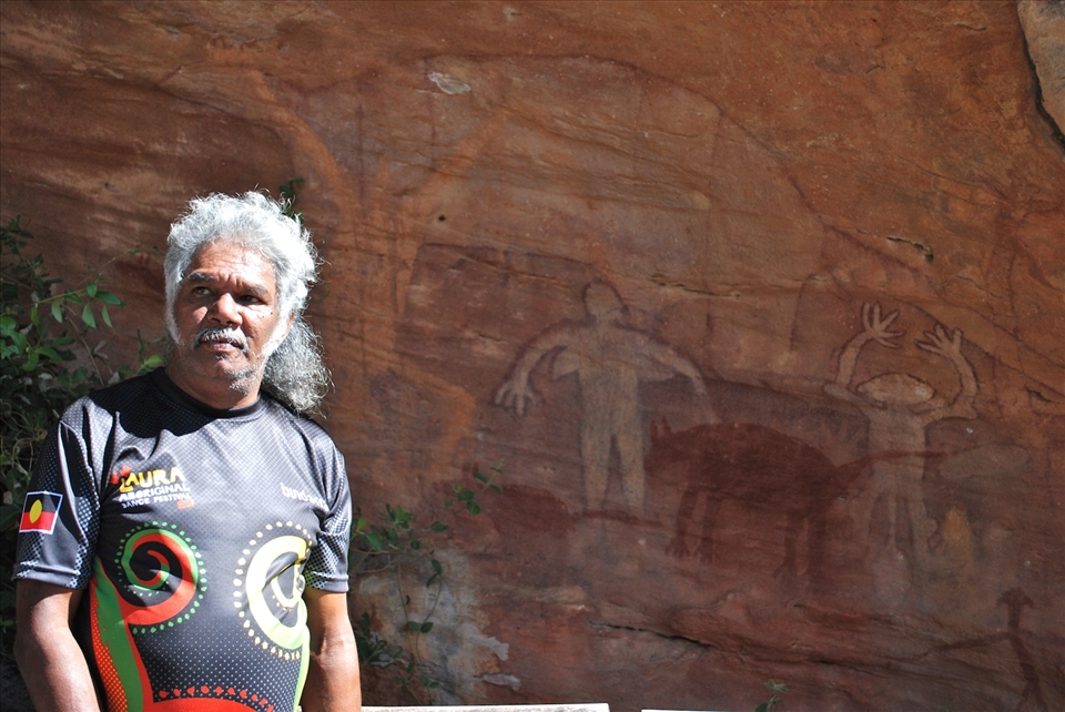One of the Elders takes us to the Split rock site of the cave paintings.